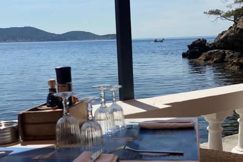 table vue panoramique sur la mer la calanque Toulon